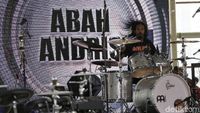 Penampilan Abah Andris, Dedengkot Musik Metal Tanah Air