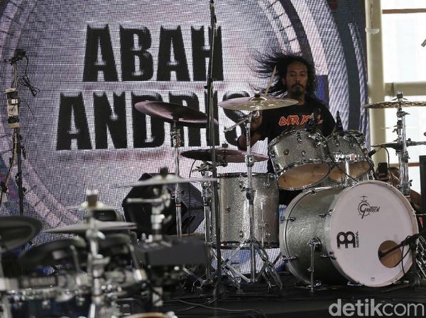 Penampilan Abah Andris, Dedengkot Musik Metal Tanah Air