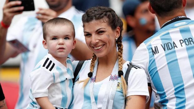 Fan Argentina bersama anaknya antusias menyaksikan tim kesayangannya melawan Prancis. (