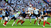  Di menit kesembilan, dari set-piece. Sepakan keras Antoine Griezmann meluncur melengkung mengenai mistar gawang Argentina. Foto: REUTERS/Dylan Martinez.