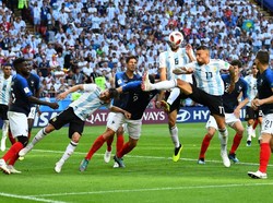  Di menit kesembilan, dari set-piece. Sepakan keras Antoine Griezmann meluncur melengkung mengenai mistar gawang Argentina. Foto: REUTERS/Dylan Martinez.