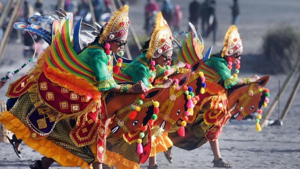 Mengenal Tarian-tarian Tradisional Nusantara di Eksotika Bromo 2018 Mengenal Tarian-tarian Tradisional Nusantara di Eksotika Bromo 2018