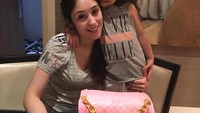 Eugenia Lusardo merupakan istri dari bek MU, Marcos Rojo. Pasangan ini dikaruniai dua orang putri (Instagram @marcosrojo)