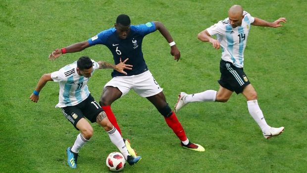 Argentina unggul di lini tengah dari Prancis. (