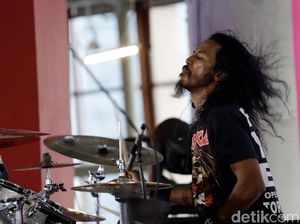 Aksi Gebuk Drum Abah Andris yang Penuh Energi Aksi Gebuk Drum Abah Andris yang Penuh Energi