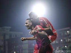 Persija tak berhasil menambah gol lagi hingga pertandingan berakhir. Persija, yang menurunkan Marko Simic, di laga itu menang tipis 1-0 atas Persib.