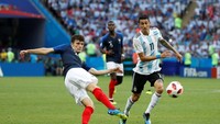 Hanya semenit menit kemudian, gol yang ditunggu-tunggu Argentina tercipta juga. Lucas Hernandez mengirim umpan tarik yang membelah pertahanan Argentina, Benjamin Pavard menyambut dengan tembakan first-time yang bersarang di sudut atas gawang Armani. Skor kini 2-2. Foto: REUTERS/John Sibley.