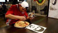 Sedangkan untuk Uruguay, Wajah Luis Suarez dijadikan ikon untuk topping pizza negara Uruguay. Pada proses pembuatannya sang koki, Valery Maksimchik menggunakan foto yang dicetak hitam putih untuk dijadikan acuan dalam melukis wajah para bintang sepak bola itu diatas pizza. Anton Vaganov/Reuters.