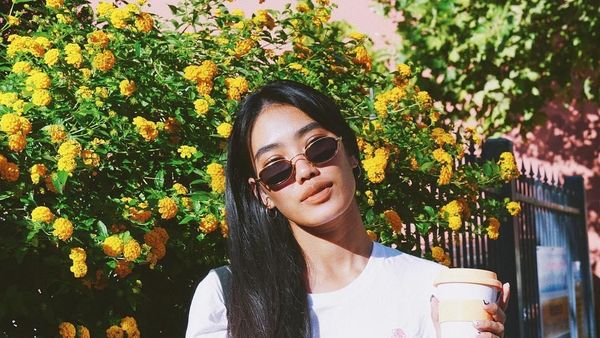 Fashionable! 10 Foto Ini Tunjukkan Alika Islamadina Gemar Foto Sambil Minum