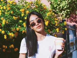 Fashionable! 10 Foto Ini Tunjukkan Alika Islamadina Gemar Foto Sambil Minum