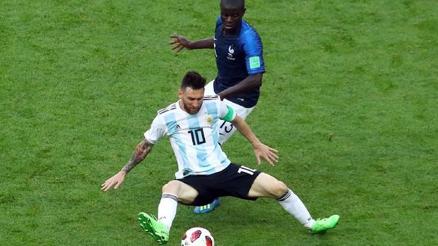 N'Golo Kante ketika menghentikan pergerakan Lionel Messi di Piala Dunia 2018.