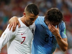Pun demikian, ada pula yang menanggapinya secara sinis; tindakan Ronaldo bantu memapah Cavani hanyalah untuk memastikan Cavani segera meninggalkan lapangan agar permainan bisa segera dilanjutkan (karena Portugal sedang tertinggal). REUTERS/Jorge Silva.