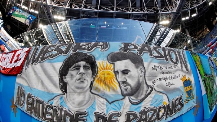 Soccer Football - World Cup - Group D - Nigeria vs Argentina - Saint Petersburg Stadium, Saint Petersburg, Russia - June 26, 2018   General view of a banner of Argentinas Lionel Messi and Diego Maradona displayed in the stadium before the match    REUTERS/Jorge Silva
