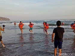 Dua Wisatawan Hilang Terseret Ombak di Parangtritis