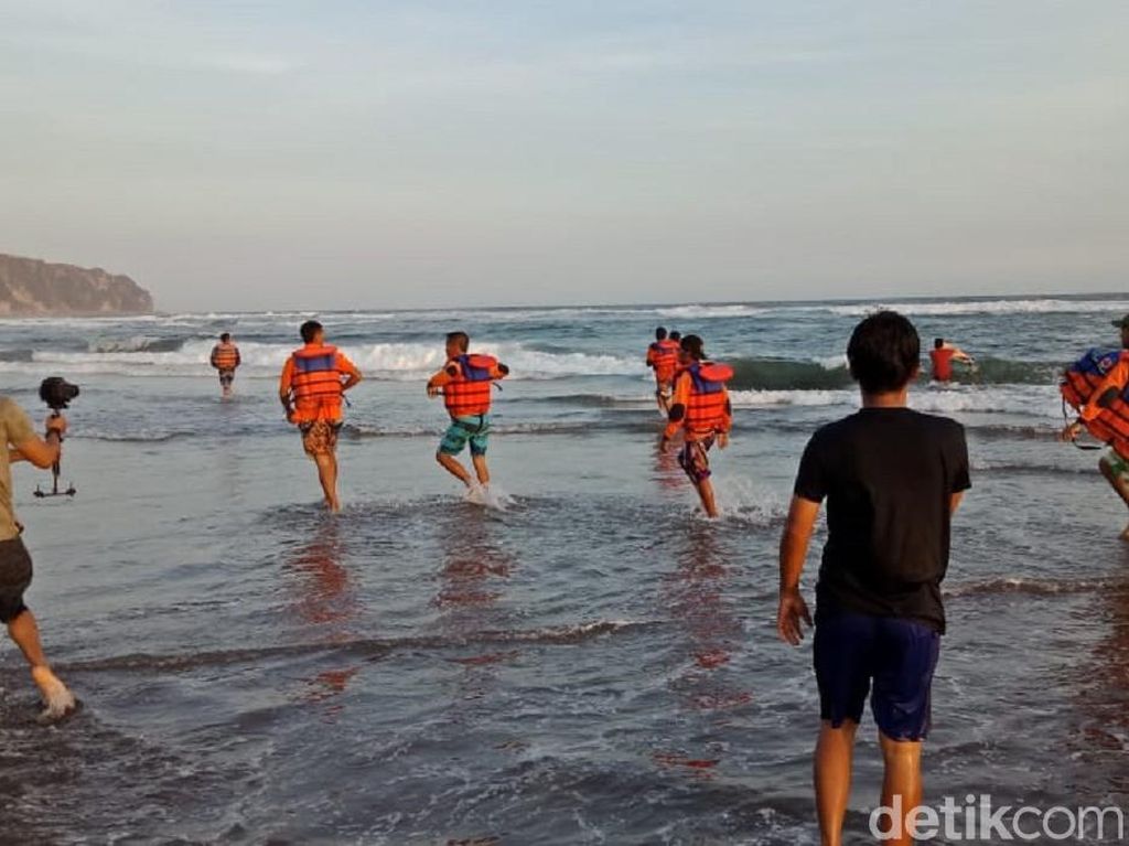 Dua Wisatawan Hilang Terseret Ombak di Parangtritis Dua Wisatawan Hilang Terseret Ombak di Parangtritis