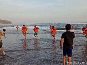 Dua Wisatawan Hilang Terseret Ombak di Parangtritis Dua Wisatawan Hilang Terseret Ombak di Parangtritis