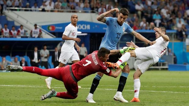 Ketenangan Fernando Muslera membuat gawang Uruguay tidak kebobolan di menit-menit akhir laga.