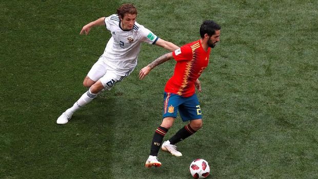 Isco satu-satunya gelandang Spanyol yang tampil apik di babak pertama.
