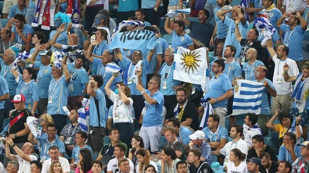 Para suporter timnas Uruguay, di Fisht Stadium, Sochi, Rusia, 30 Juni.
