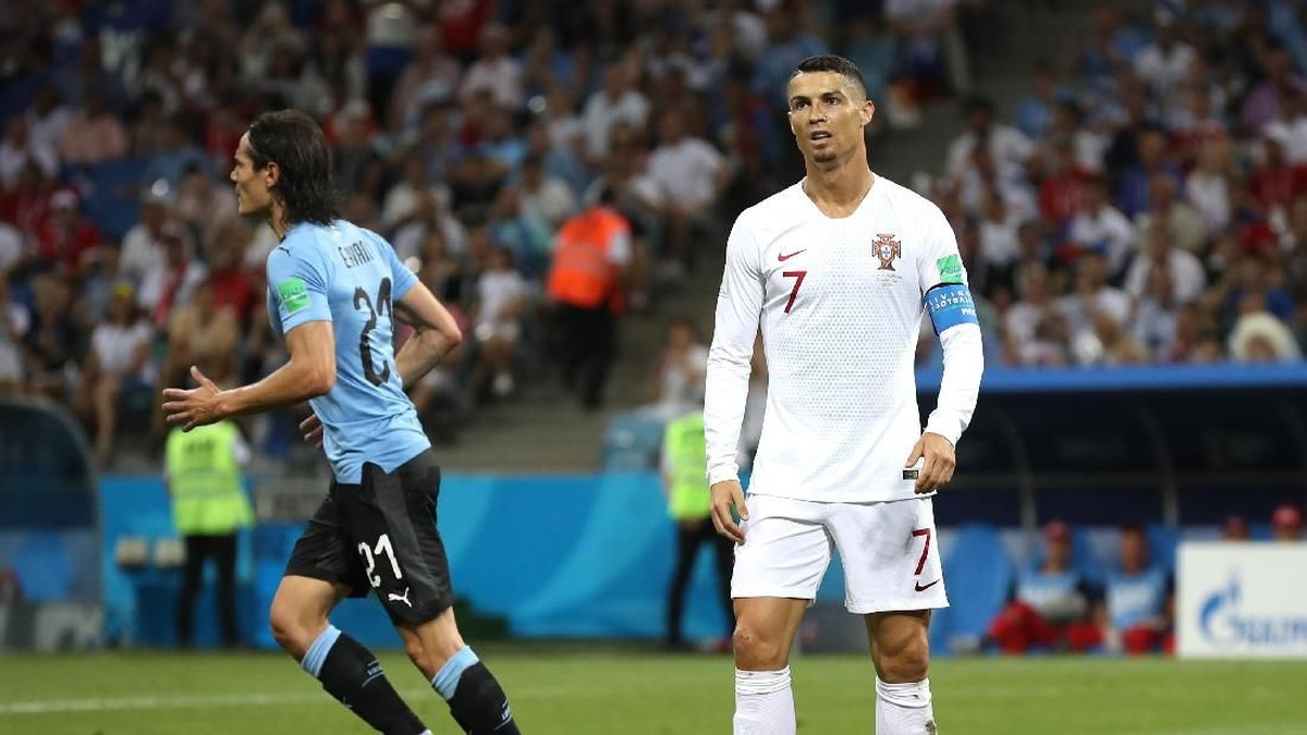 Edinson Cavani menyarangkan dua gol di laga Uruguay vs Portugal, sementara Cristiano Ronaldo hanya mampu melepaskan banyak shots. (Foto: Francois Nel/Getty Images)