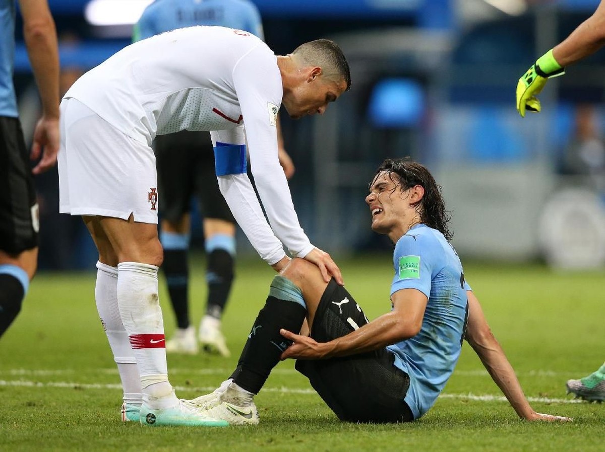 Edinson Cavani mengalami cedera saat Uruguay mengalahkan Portugal 2-1 di babak 16 besar Piala Dunia 2018 (Foto: Alex Livesey/Getty Images)