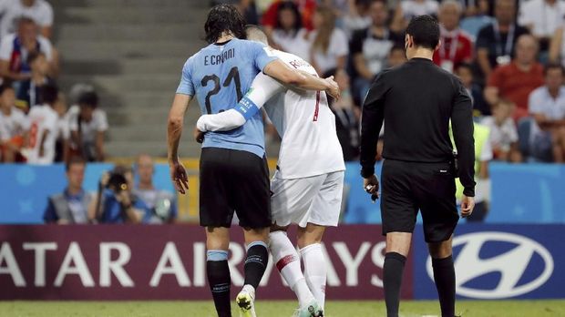 Edinson Cavani mendapat bantuan dari Cristiano Ronaldo untuk menepi dari lapangan.