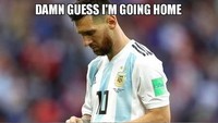 Tak cuma pulang bareng, Ronaldo kabarnya juga mengajak Messi duduk bareng di pesawat. Kasih tempat ya, mungkin bisa curhat soal kegagalan di Piala Dunia 2018. (Foto: Twitter)