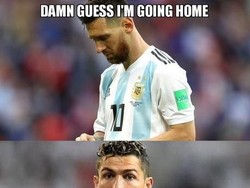 Tak cuma pulang bareng, Ronaldo kabarnya juga mengajak Messi duduk bareng di pesawat. Kasih tempat ya, mungkin bisa curhat soal kegagalan di Piala Dunia 2018. (Foto: Twitter)