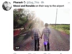 Pada akhirnya, Messi dan Ronaldo melanjutkan kekompakannya dengan sama-sama tersingkir dari Piala Dunia 2018. Messi dan Ronaldo diibaratkan bergandengan tangan menuju bandara untuk meninggalkan Rusia. (Foto: Twitter @Dyg_This)