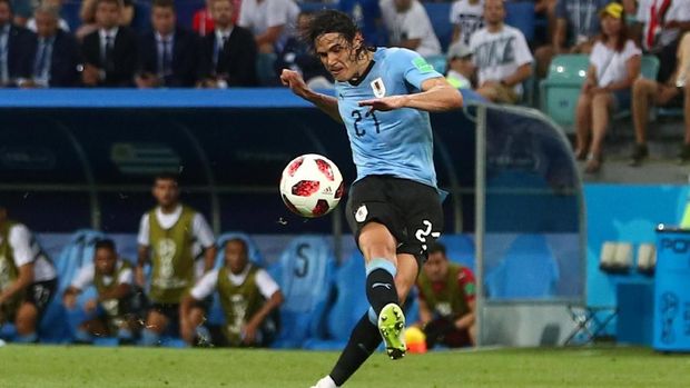 Edinson Cavani mencetak gol kedua ke gawang Portugal.