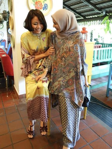 Pakai Baju Batik di Malaysia, Laudya C. Bella Banjir Pujian Netizen