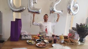 Ups! Ternyata Pesepak Bola Chris Eriksen Juga Suka Es Krim Cone