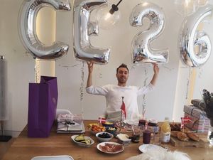 Ups! Ternyata Pesepak Bola Chris Eriksen Juga Suka Es Krim Cone