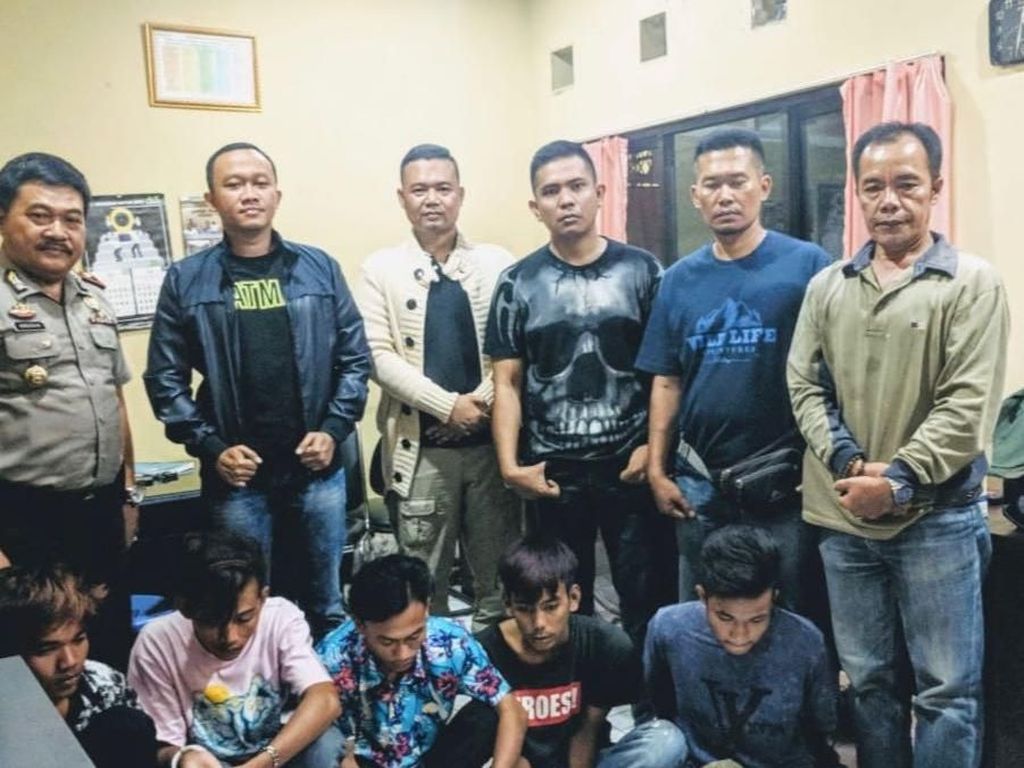 Polisi Tangkap 5 Pelempar Batu Sebesar Helm di Tol Tangerang Polisi Tangkap 5 Pelempar Batu Sebesar Helm di Tol Tangerang