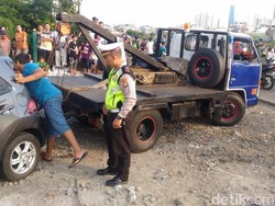 Pemotor Tewas Ditabrak Mobil Brio di Perlintasan KA Gambir