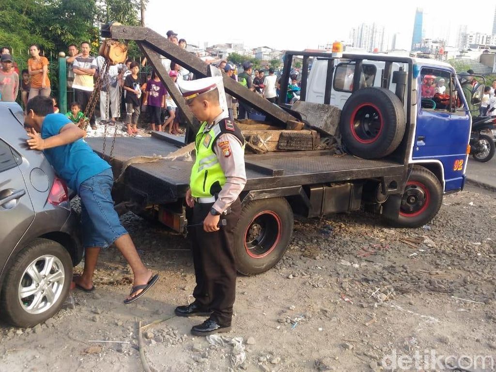 Pemotor Tewas Ditabrak Mobil Brio di Perlintasan KA Gambir Pemotor Tewas Ditabrak Mobil Brio di Perlintasan KA Gambir