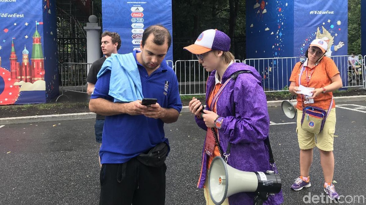Suporter kecew karena fan zone Kota Moscow ditutup akibat cuaca buruk (Resha Pratama/detikSport)