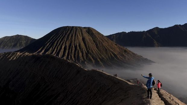 Upacara Yadnya Kasada Wisatawan mengambil gambar kawah Gunung Bromo, Probolinggo, Jawa Timur, Sabtu (30/6). Gunung Bromo merupakan salah destinasi wisata yang paling ramai dikunjungi wisatawan setiap tahunnya dan Kementerian Pariwisata menargetkan sebanyak 17 juta kunjungan wisatawan mancanegara (wisman) pada 2018 di Indonesia. ANTARA FOTO/Zabur Karuru/pd/18