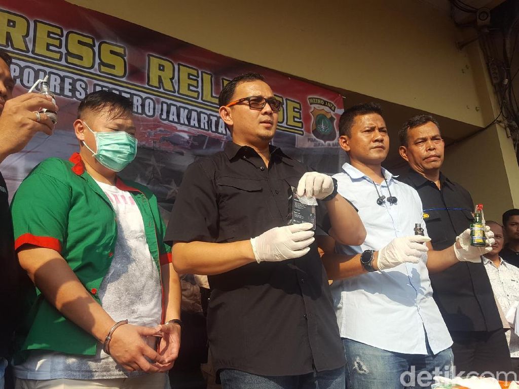 Reza Bukan Resmi Ditahan di Polres Jakarta Barat Reza Bukan Resmi Ditahan di Polres Jakarta Barat