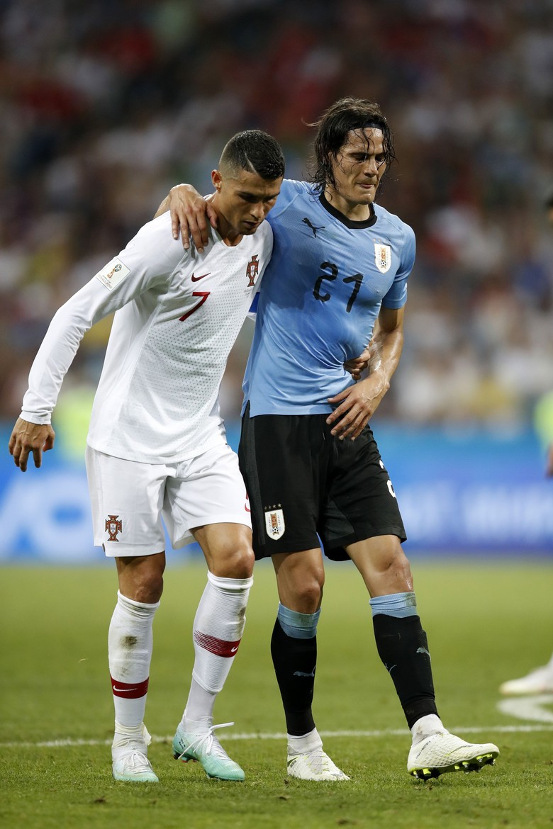 Ini Momen Ronaldo Bantu Cavani Ini Momen Ronaldo Bantu Cavani