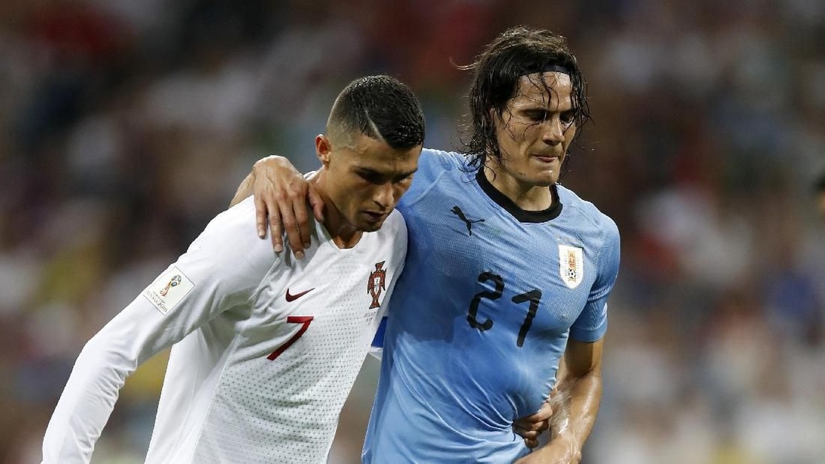 Cristiano Ronaldo memapah Edinson Cavani di Piala Dunia 2018 (foto: REUTERS)