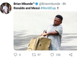 Begini mungkin gayanya ketika Messi dan Ronaldo mengangkat koper kepulangannya. Berat ya? Mungkin koper tersebut isinya harapan para fans, yang gagal diwujudkan di Piala Dunia 2018. (Foto: Twitter @Brianmbunde)