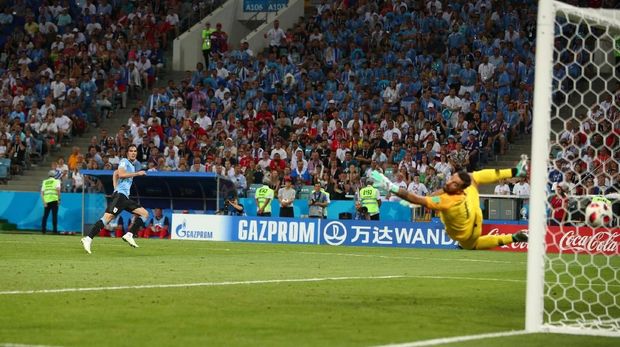 Tendangan Edinson Cavani yang akurat tidak dapat dijangkau Rui Patricio.