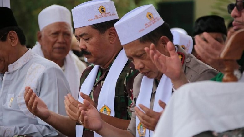 Kapolri dan Panglima Tentara Nasional Indonesia Hadiri Haul Ke-50 Guru Tua di Palu Sulteng Kapolri dan Panglima Tentara Nasional Indonesia Hadiri Haul Ke-50 Guru Tua di Palu Sulteng