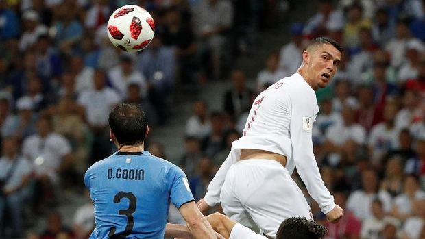 Cristiano Ronaldo kesulitan mendapat peluang untuk membobol gawang Uruguay.