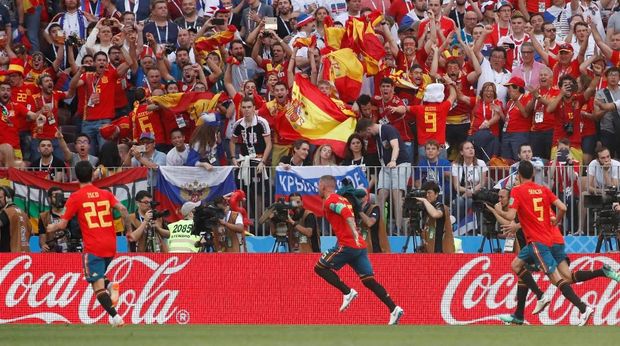 Sergio Ramos merayakan gol Spanyol, namun wasit menghitung sebagai