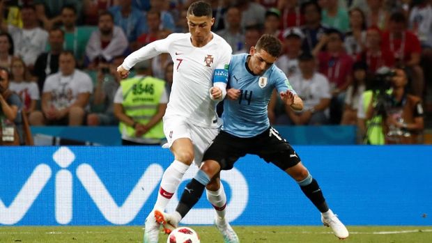Portugal kesulitan membongkar lini pertahanan Uruguay.