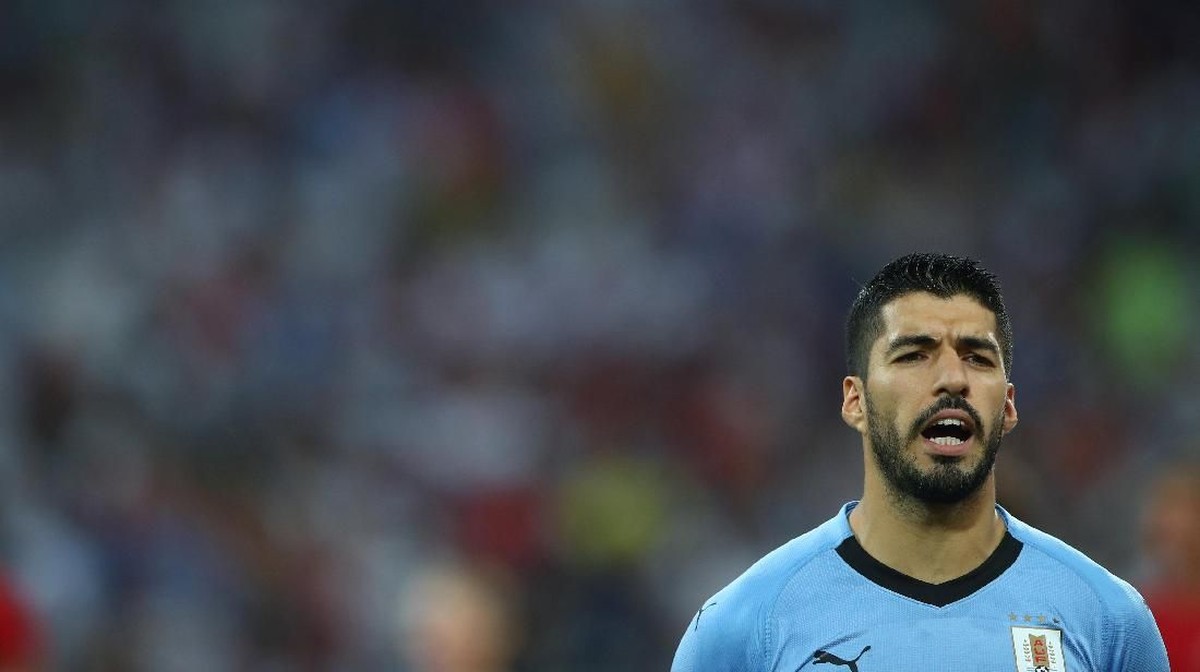 Luis Suarez bersimpati kepada Lionel Messi setelah Argentina tersingkir dari Piala Dunia 2018 (Foto: Hannah Mckay/Reuters)