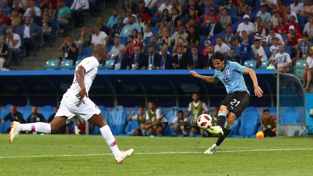 Edinson Cavani mencetak gol kedua lewat proses yang spektakuler.