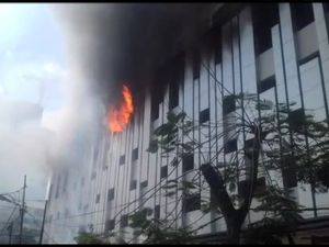 Apartemen di Medan Terbakar, Asap Hitam Membubung